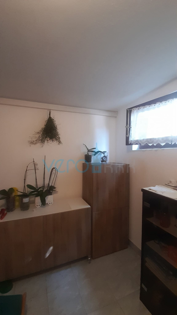 Njivice, otok Krk, dvojna hiša s 3 stanovanji, zemljišče, pogled na morje, prodaja