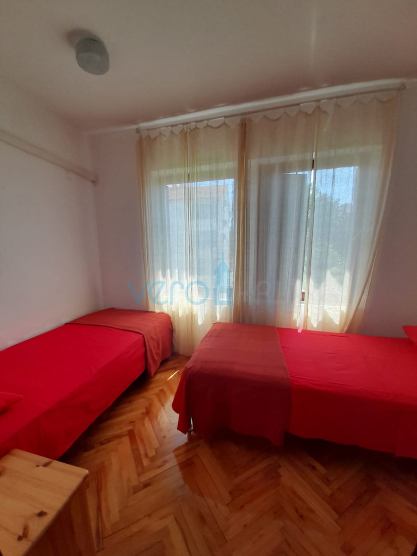 Njivice, otok Krk, dvojna hiša s 3 stanovanji, zemljišče, pogled na morje, prodaja