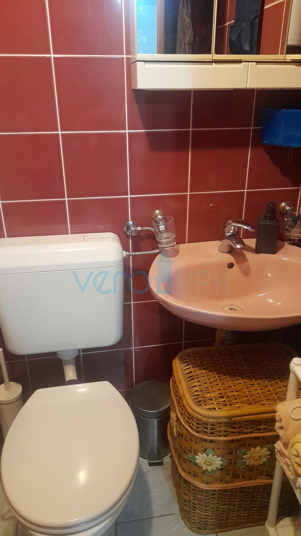 Njivice, otok Krk, dvojna hiša s 3 stanovanji, zemljišče, pogled na morje, prodaja