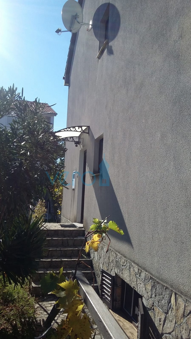 Njivice, otok Krk, dvojna hiša s 3 stanovanji, zemljišče, pogled na morje, prodaja