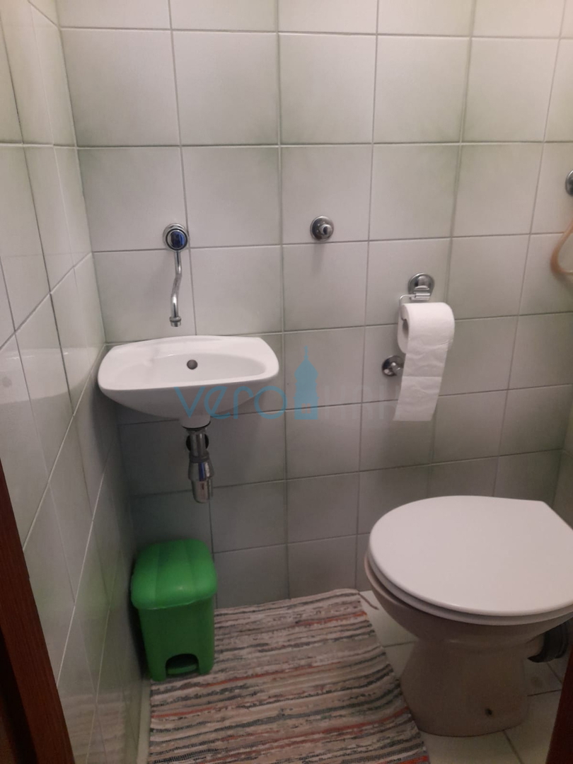 Njivice, otok Krk, dvojna hiša s 3 stanovanji, zemljišče, pogled na morje, prodaja