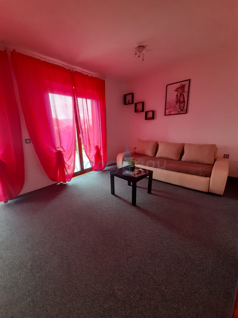 Njivice, otok Krk, dvojna hiša s 3 stanovanji, zemljišče, pogled na morje, prodaja