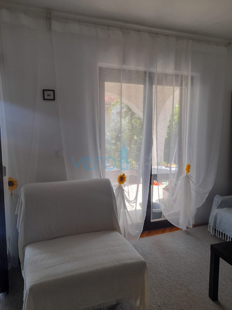 Njivice, otok Krk, dvojna hiša s 3 stanovanji, zemljišče, pogled na morje, prodaja