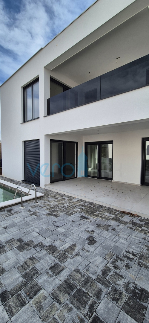 Otok Krk, Malinska, novogradnja, moderna hiša s bazenom, vrt, razgled, prodaja