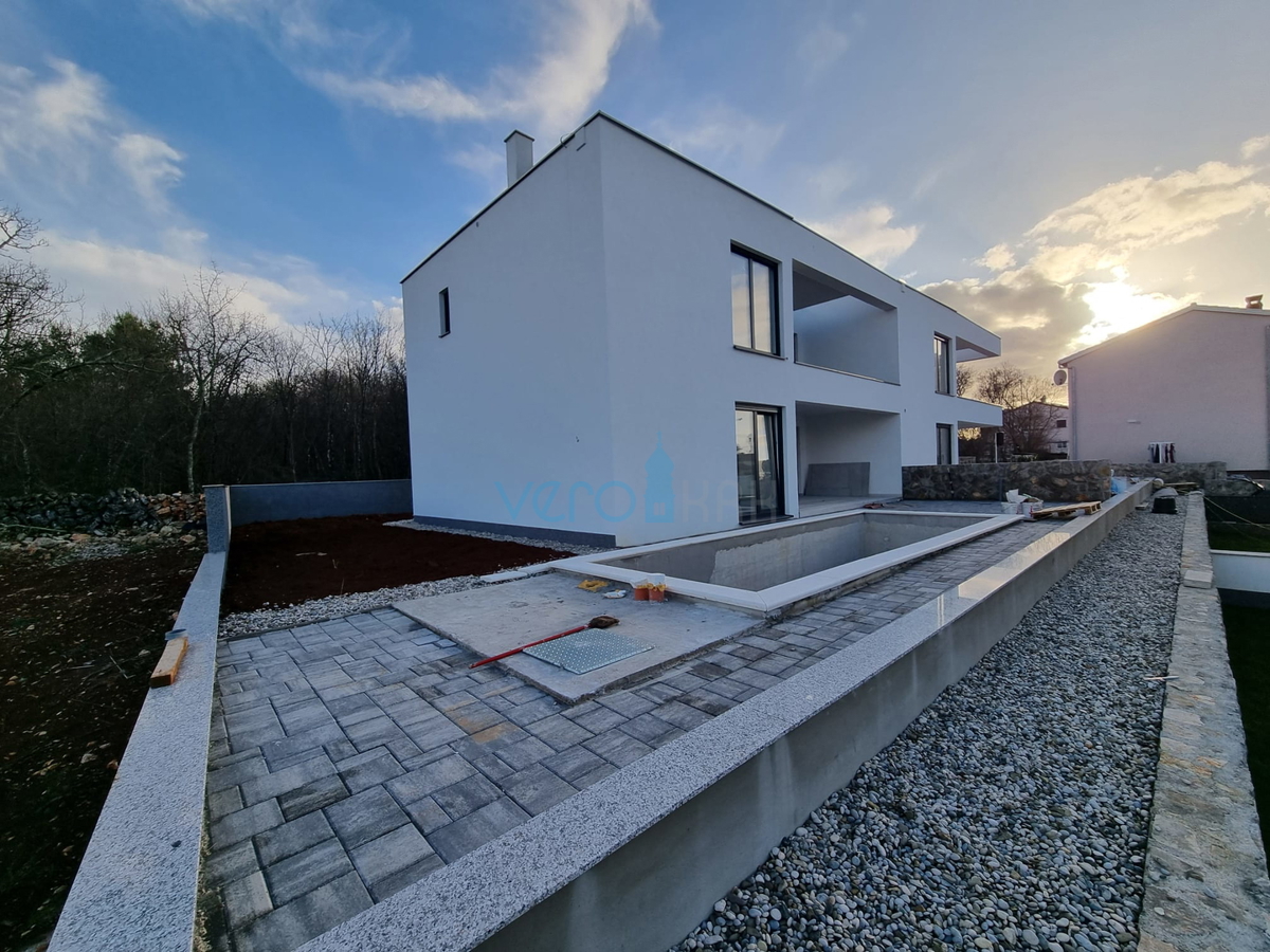 Otok Krk, Malinska, novogradnja, moderna hiša s bazenom, vrt, razgled, prodaja