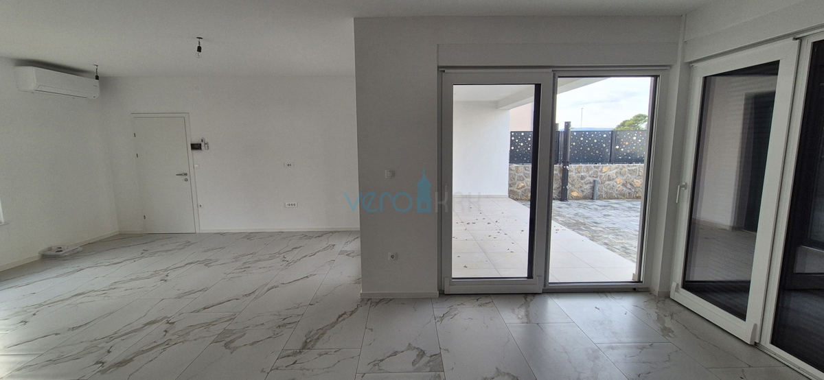 Otok Krk, Malinska, novogradnja, moderna hiša s bazenom, vrt, razgled, prodaja