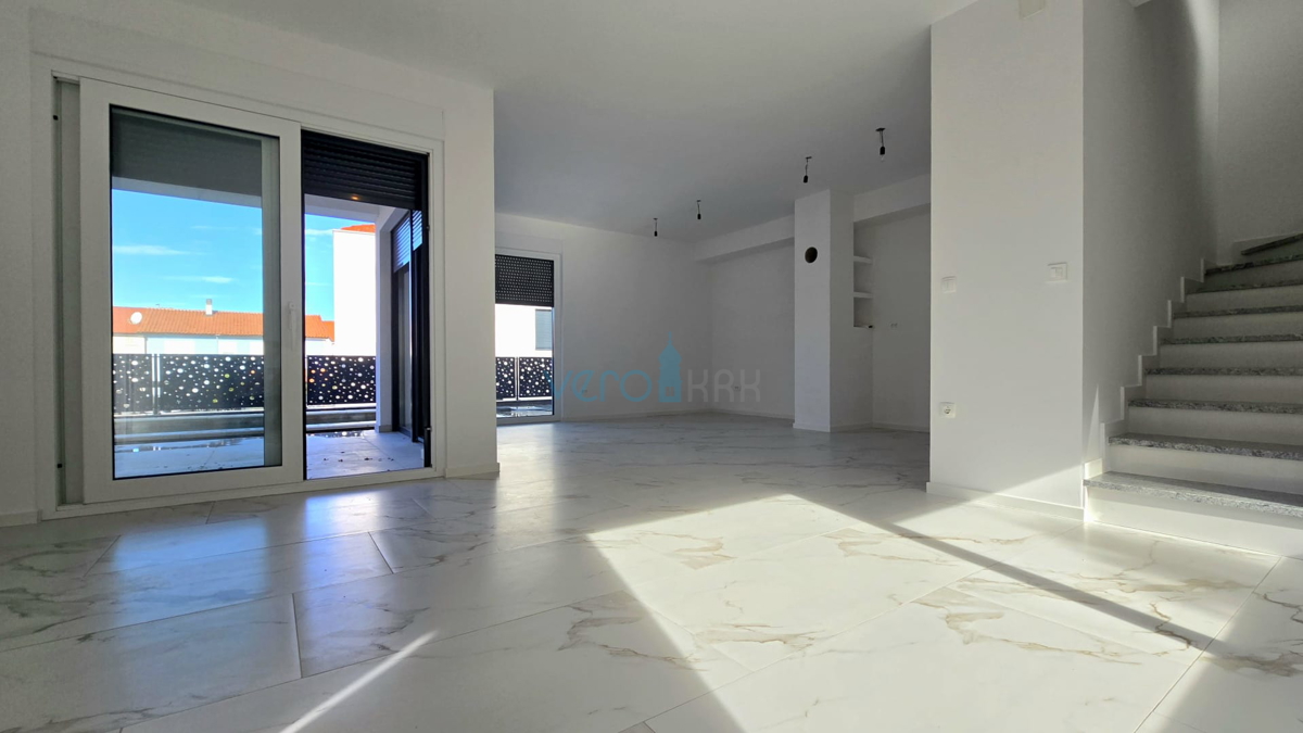 Otok Krk, Malinska, novogradnja, moderna hiša s bazenom, vrt, razgled, prodaja