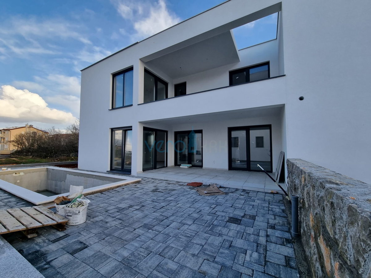 Otok Krk, Malinska, novogradnja, moderna hiša s bazenom, vrt, razgled, prodaja