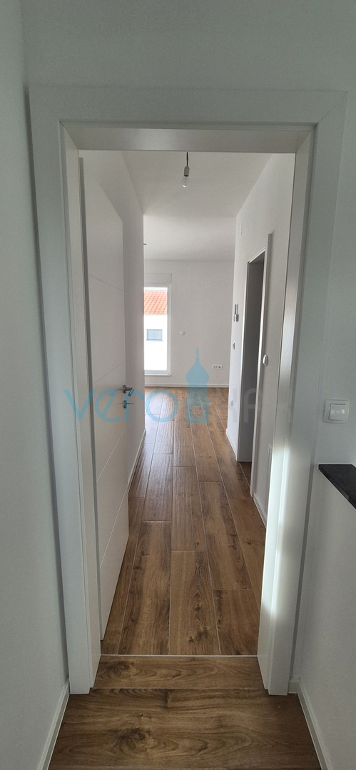 Otok Krk, Malinska, novogradnja, moderna hiša s bazenom, vrt, razgled, prodaja