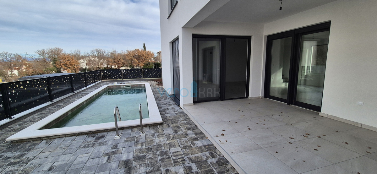 Otok Krk, Malinska, novogradnja, moderna hiša s bazenom, vrt, razgled, prodaja