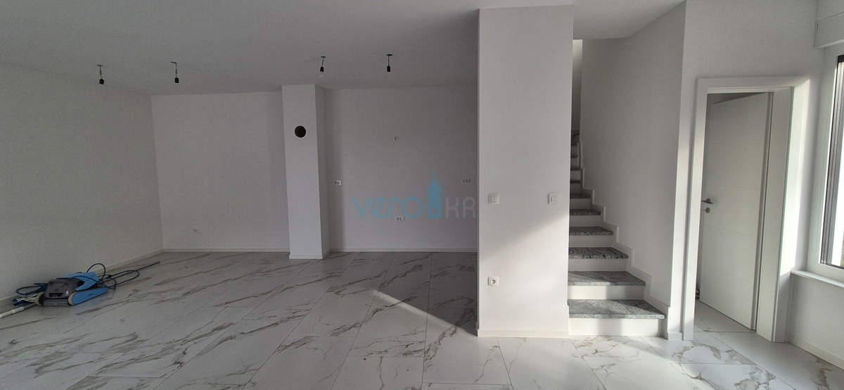 Otok Krk, Malinska, novogradnja, moderna hiša s bazenom, vrt, razgled, prodaja