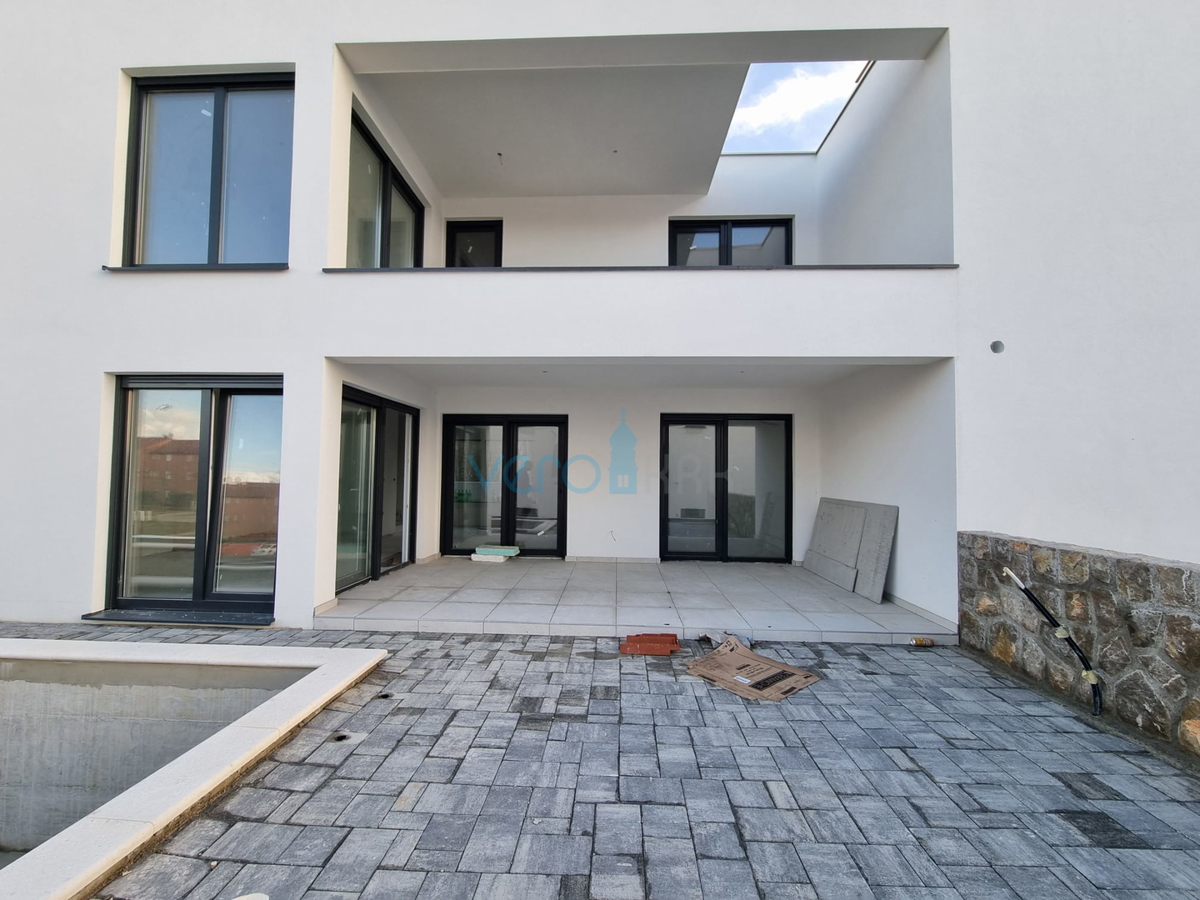 Otok Krk, Malinska, novogradnja, moderna hiša s bazenom, vrt, razgled, prodaja