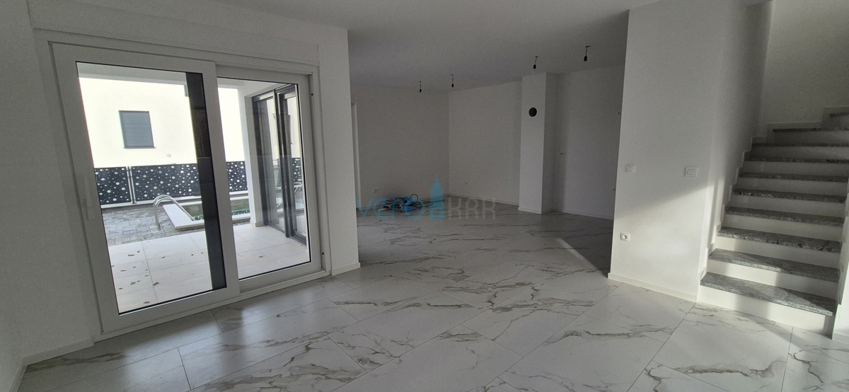 Otok Krk, Malinska, novogradnja, moderna hiša s bazenom, vrt, razgled, prodaja