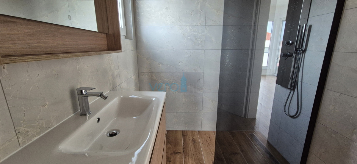 Otok Krk, Malinska, novogradnja, moderna hiša s bazenom, vrt, razgled, prodaja