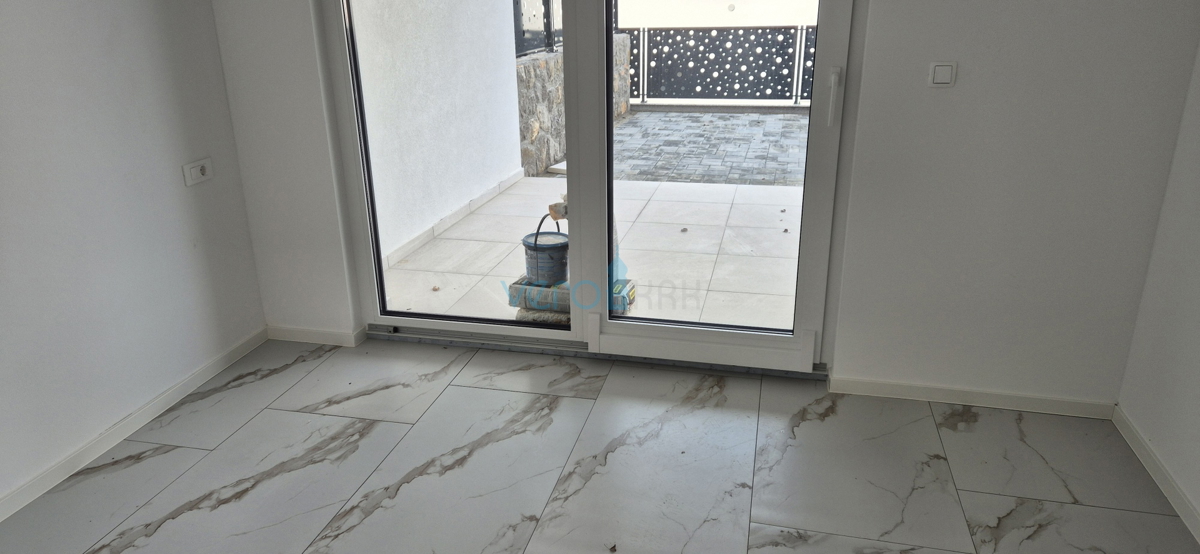 Otok Krk, Malinska, novogradnja, moderna hiša s bazenom, vrt, razgled, prodaja