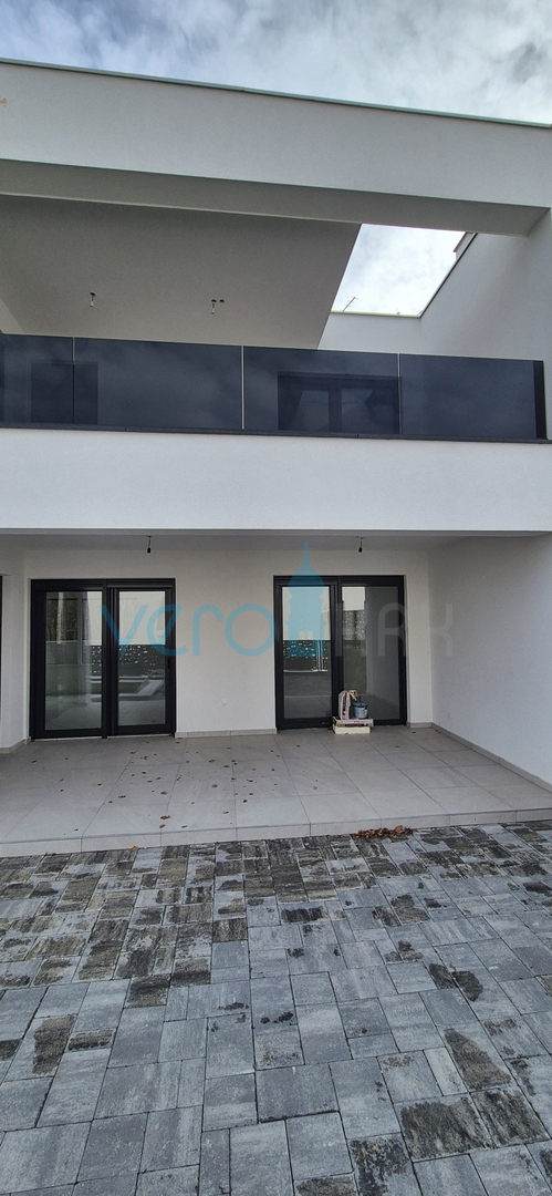 Otok Krk, Malinska, novogradnja, moderna hiša s bazenom, vrt, razgled, prodaja