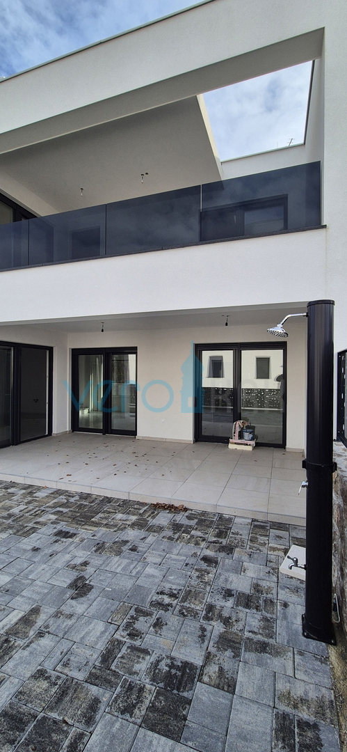 Otok Krk, Malinska, novogradnja, moderna hiša s bazenom, vrt, razgled, prodaja