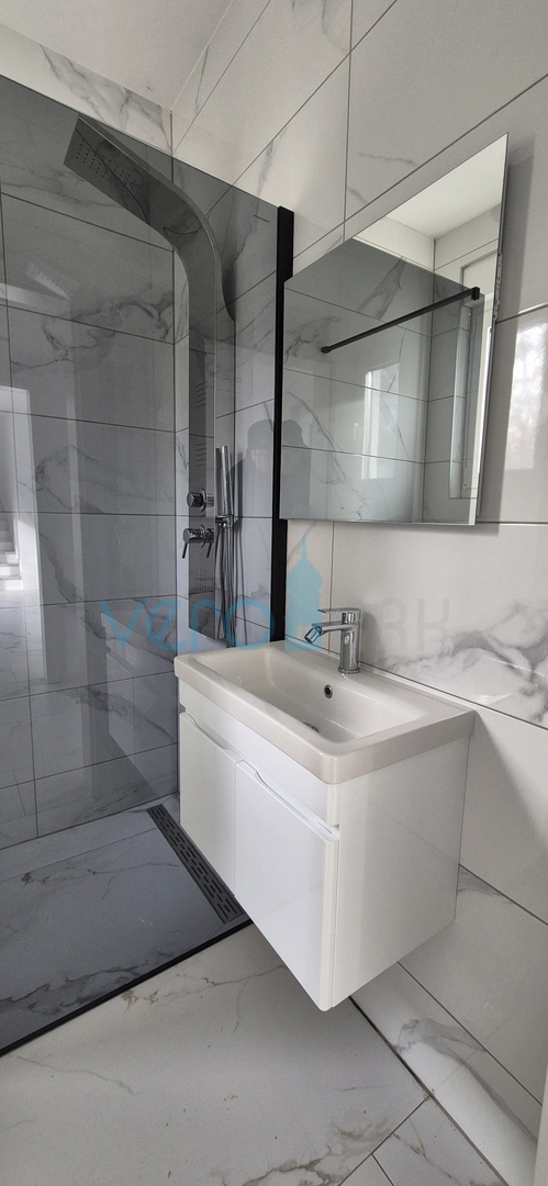 Otok Krk, Malinska, novogradnja, moderna hiša s bazenom, vrt, razgled, prodaja