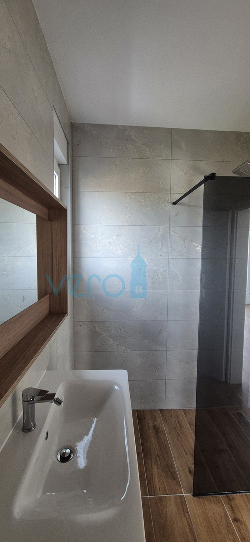 Otok Krk, Malinska, novogradnja, moderna hiša s bazenom, vrt, razgled, prodaja