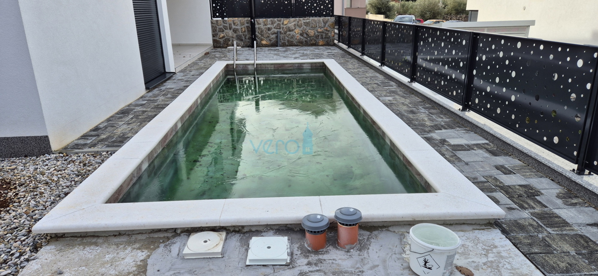 Otok Krk, Malinska, novogradnja, moderna hiša s bazenom, vrt, razgled, prodaja