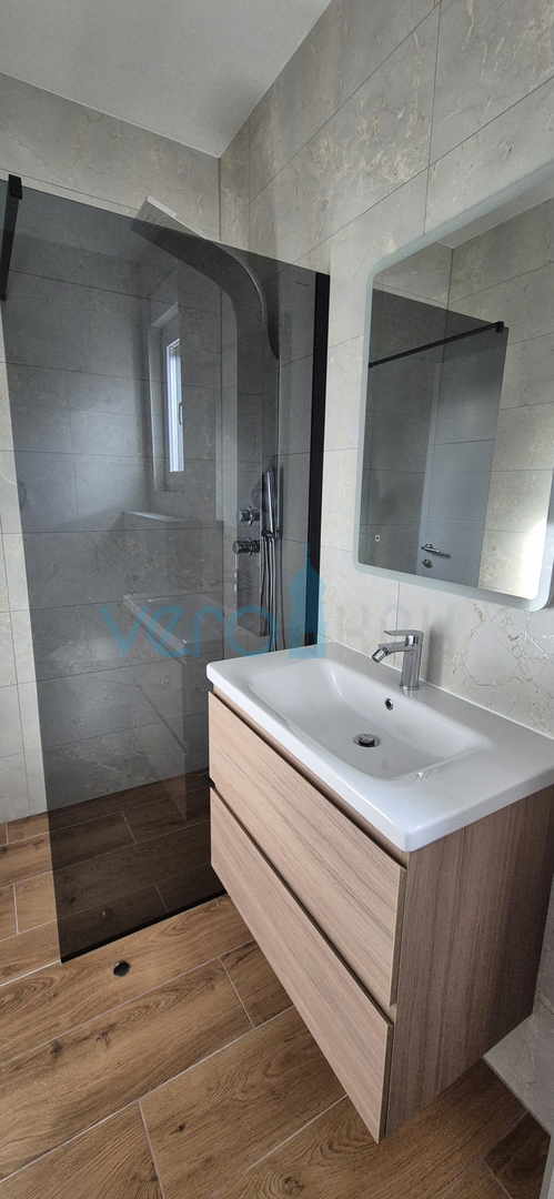 Otok Krk, Malinska, novogradnja, moderna hiša s bazenom, vrt, razgled, prodaja