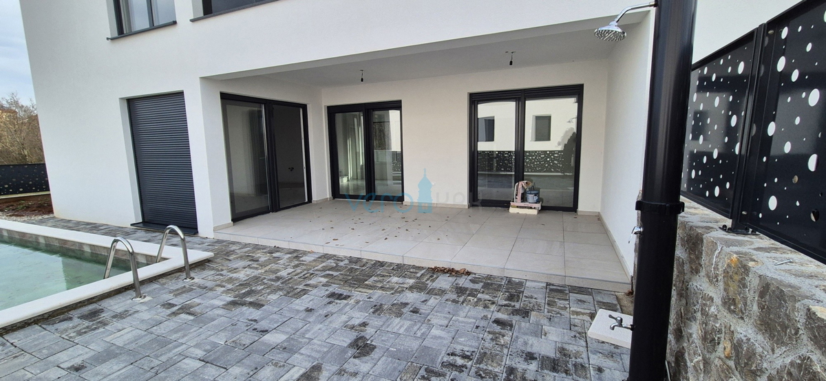 Otok Krk, Malinska, novogradnja, moderna hiša s bazenom, vrt, razgled, prodaja