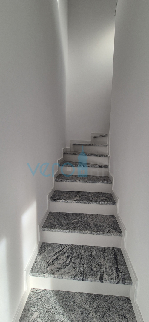 Otok Krk, Malinska, novogradnja, moderna hiša s bazenom, vrt, razgled, prodaja