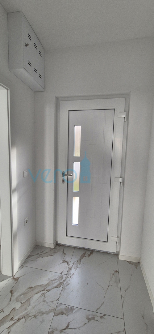 Otok Krk, Malinska, novogradnja, moderna hiša s bazenom, vrt, razgled, prodaja