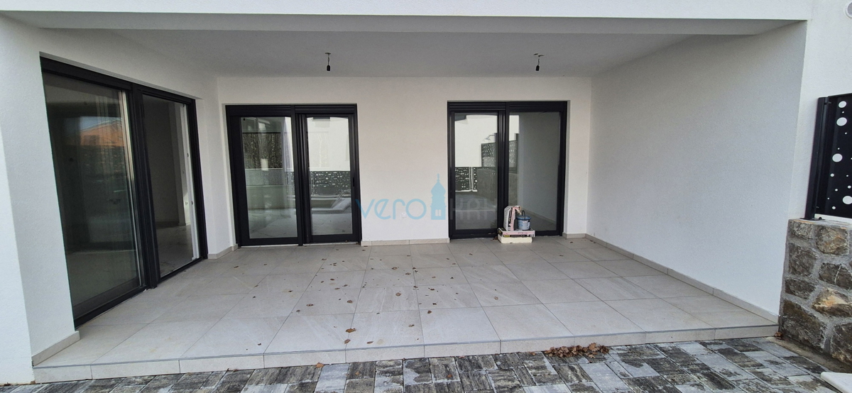 Otok Krk, Malinska, novogradnja, moderna hiša s bazenom, vrt, razgled, prodaja