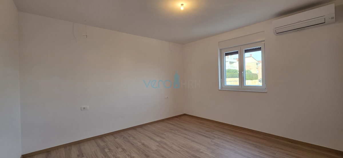 Istra, Novigrad, dvosobno stanovanje 78 m2, 1. nadstropje, novogradnja, terasa, pogled na morje, prodaja