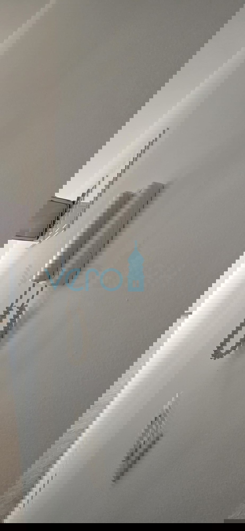 Istra, Novigrad, dvosobno stanovanje 78 m2, 1. nadstropje, novogradnja, terasa, pogled na morje, prodaja