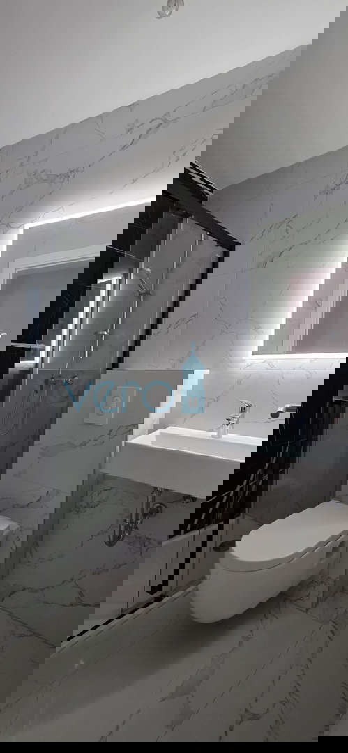 Istra, Novigrad, dvosobno stanovanje 78 m2, 1. nadstropje, novogradnja, terasa, pogled na morje, prodaja