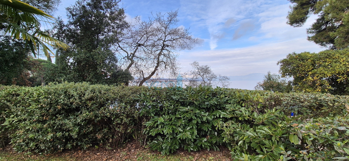 Malinska, Otok Krk, samostojna hiša, zemljišče, prva vrsta ob morju, prodaja