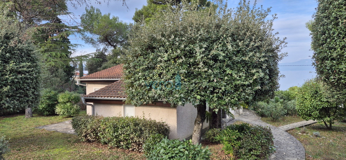 Malinska, Otok Krk, samostojna hiša, zemljišče, prva vrsta ob morju, prodaja