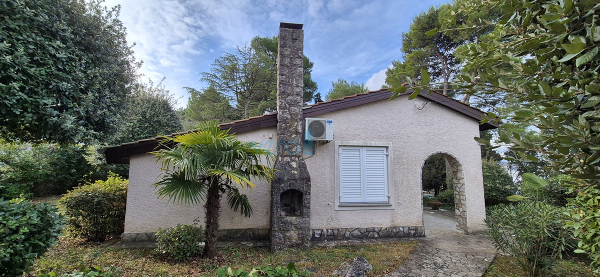 Malinska, Otok Krk, samostojna hiša, zemljišče, prva vrsta ob morju, prodaja