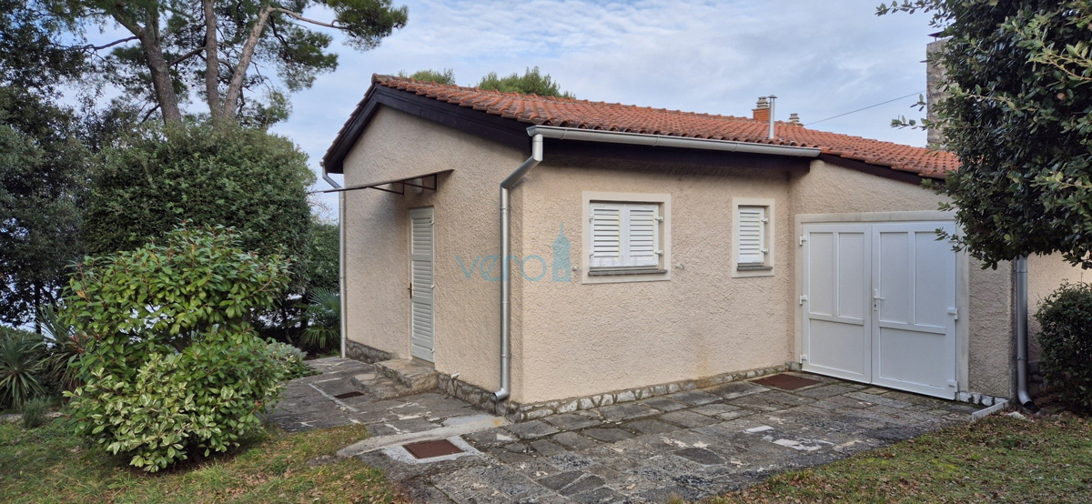 Malinska, Otok Krk, samostojna hiša, zemljišče, prva vrsta ob morju, prodaja