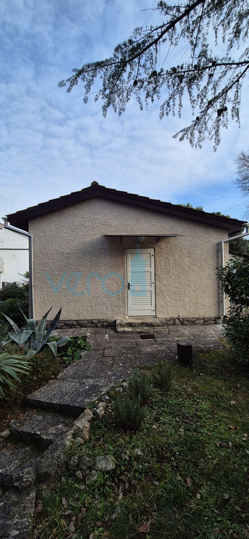 Malinska, Otok Krk, samostojna hiša, zemljišče, prva vrsta ob morju, prodaja