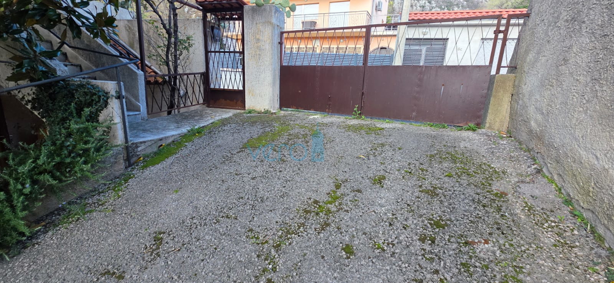 Novi Vinodolski, Bribir, dvojna hiša 115 m2 z zemljiščem 800 m2, prodaja