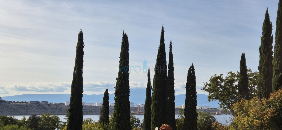 Otok Krk, Omišalj, stanovanje v prvem nadstropju z razgledom na morje, zemljišče, 170 m od morja, prodaja