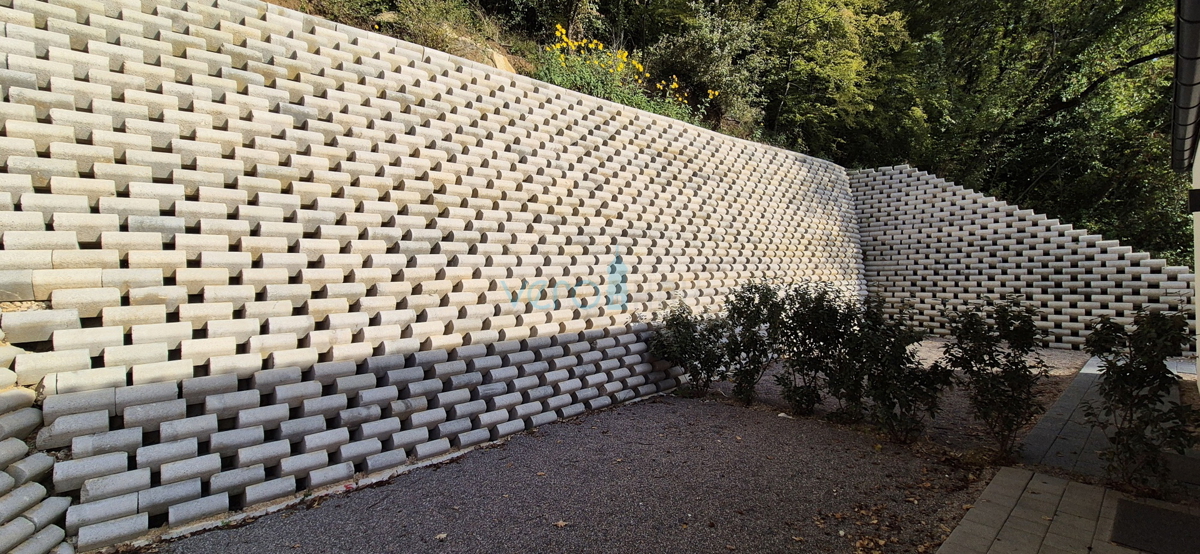 Otok Krk, Omišalj, stanovanje v prvem nadstropju z razgledom na morje, zemljišče, 170 m od morja, prodaja