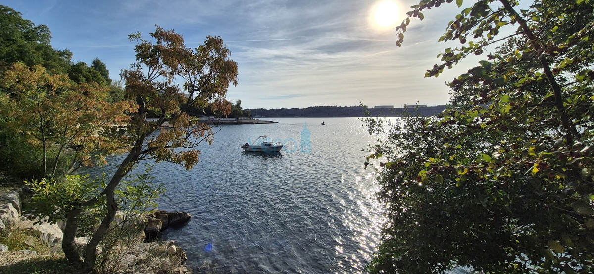 Otok Krk, Omišalj, stanovanje v prvem nadstropju z razgledom na morje, zemljišče, 170 m od morja, prodaja