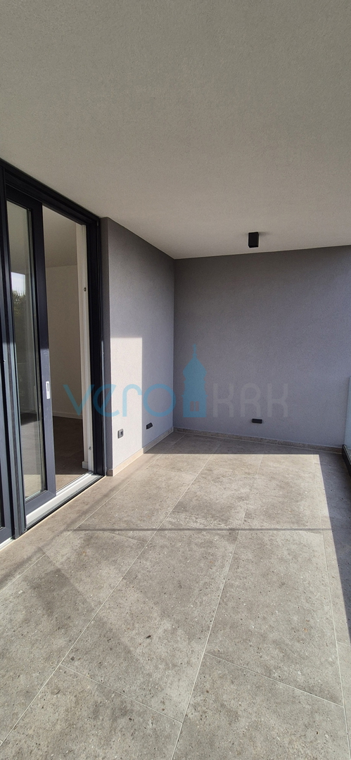 Otok Krk, Omišalj, stanovanje v prvem nadstropju z razgledom na morje, zemljišče, 170 m od morja, prodaja