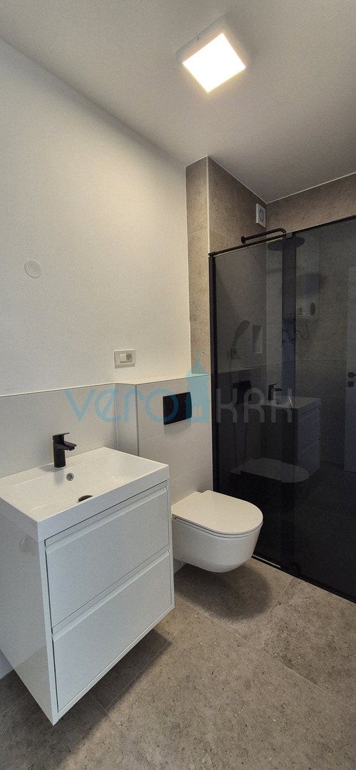 Otok Krk, Omišalj, stanovanje v prvem nadstropju z razgledom na morje, zemljišče, 170 m od morja, prodaja