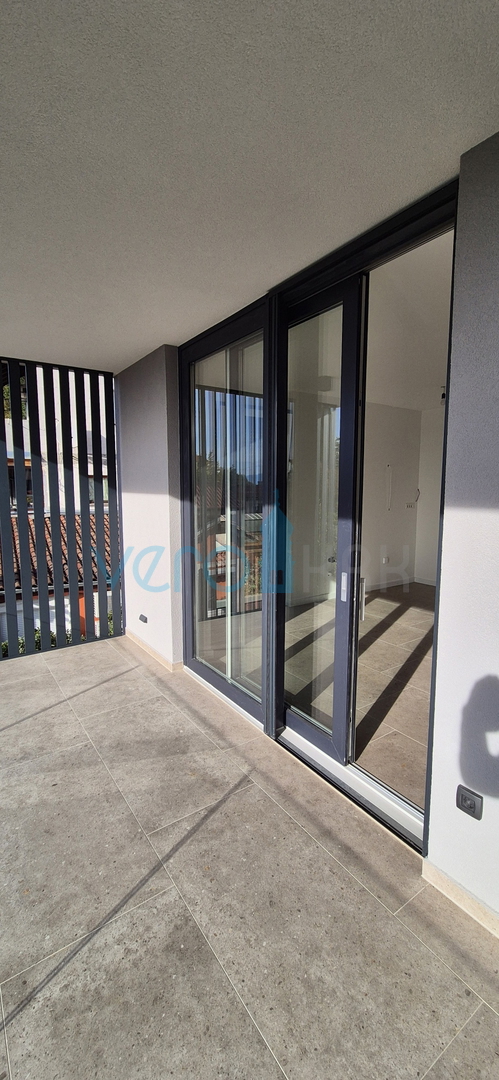 Otok Krk, Omišalj, stanovanje v prvem nadstropju z razgledom na morje, zemljišče, 170 m od morja, prodaja