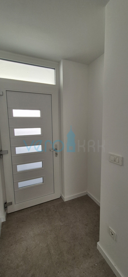 Otok Krk, Omišalj, stanovanje v prvem nadstropju z razgledom na morje, zemljišče, 170 m od morja, prodaja