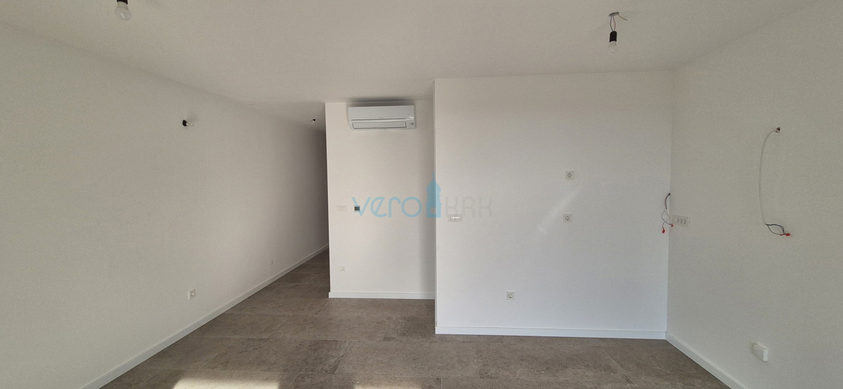 Otok Krk, Omišalj, stanovanje v prvem nadstropju z razgledom na morje, zemljišče, 170 m od morja, prodaja