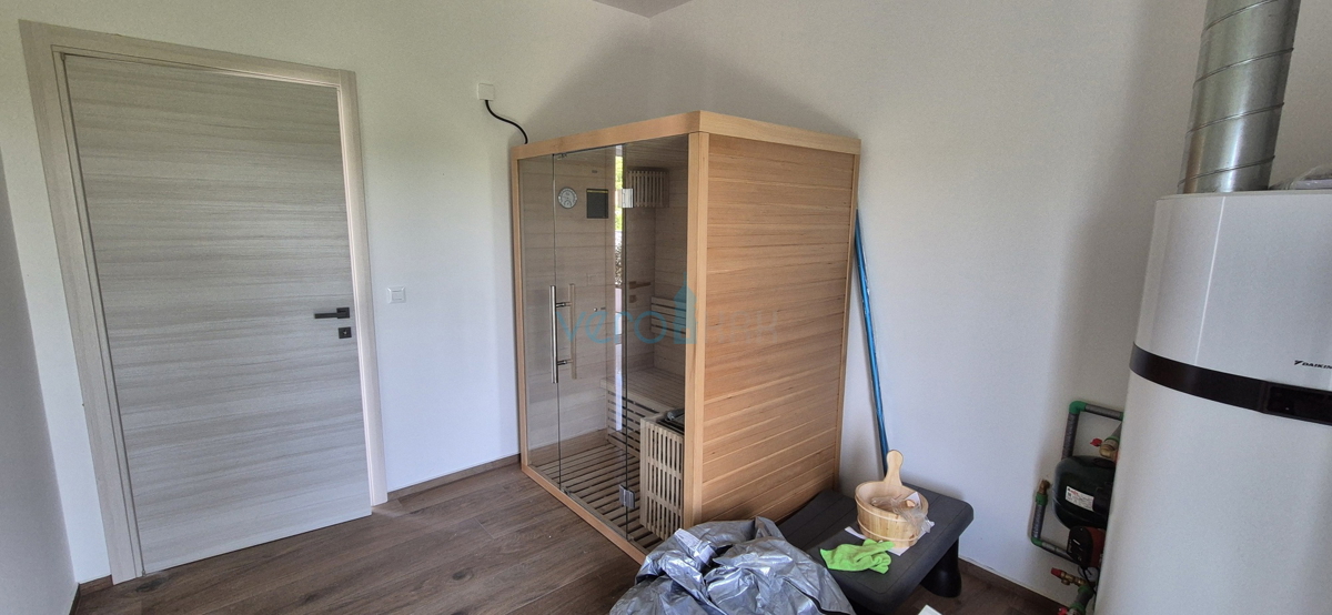 Otok Krk, mesto Krk, okolica, vila 200 m2, bazen, odprt razgled, prodaja