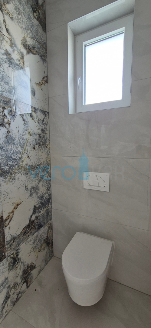 Otok Krk, mesto Krk, okolica, vila 200 m2, bazen, odprt razgled, prodaja