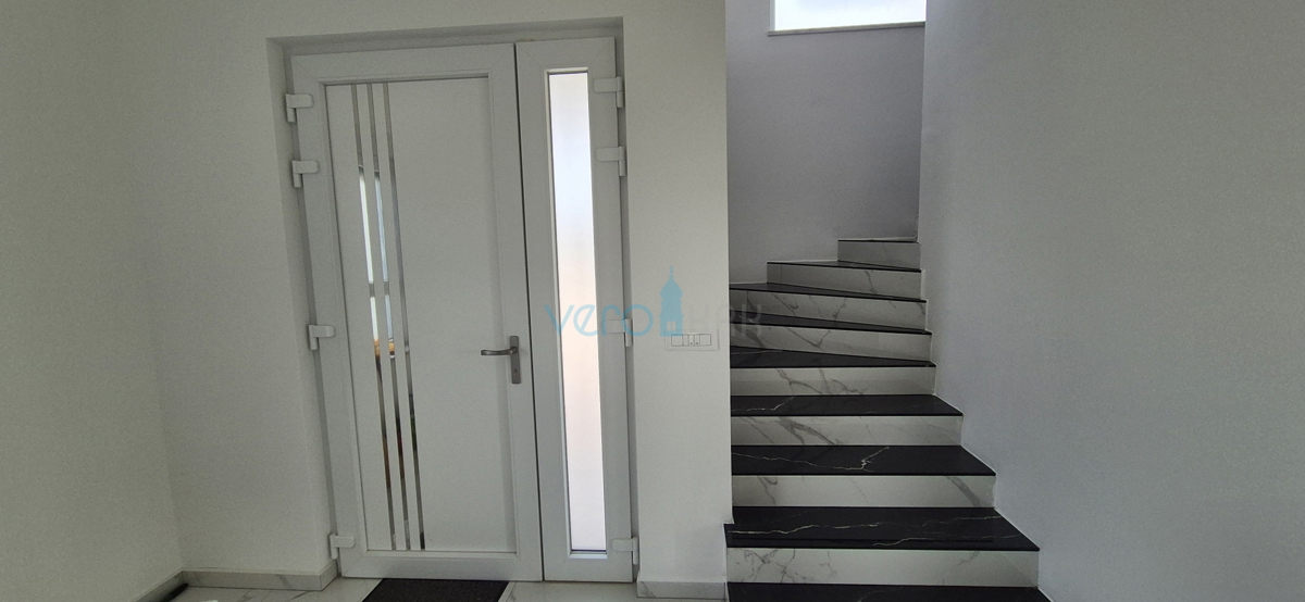 Otok Krk, mesto Krk, okolica, vila 200 m2, bazen, odprt razgled, prodaja
