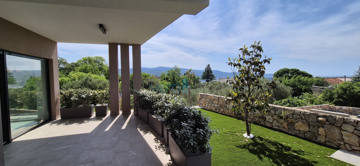 Otok Krk, mesto Krk, okolica, vila 200 m2, bazen, odprt razgled, prodaja